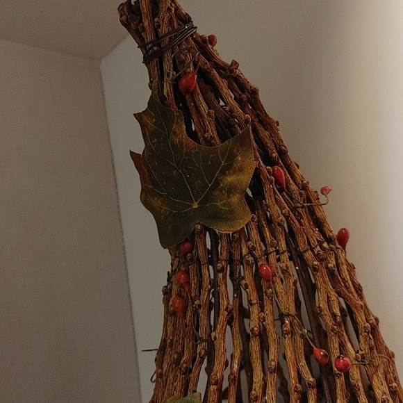 Wicker Cornacopia basket with berries and leaves - Picture 3 of 6